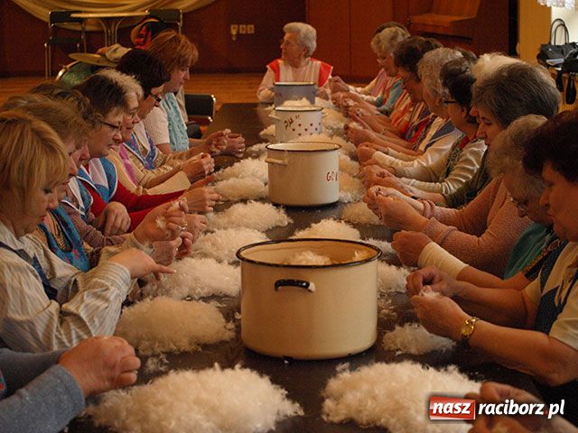 Zdjęcie w galerii na portalu naszraciborz.pl: Szkubanie pierza i plotki wiadomości z regionu