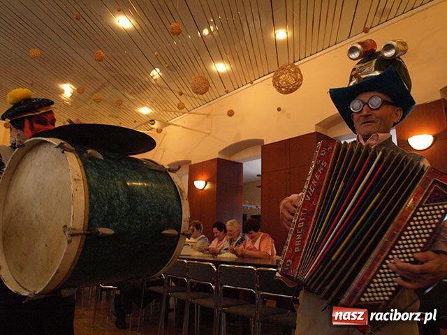 Zdjęcie w galerii na portalu naszraciborz.pl: Szkubanie pierza i plotki wiadomości z regionu