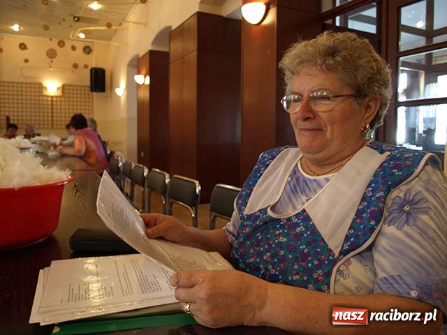 Zdjęcie w galerii na portalu naszraciborz.pl: Szkubanie pierza i plotki wiadomości z regionu