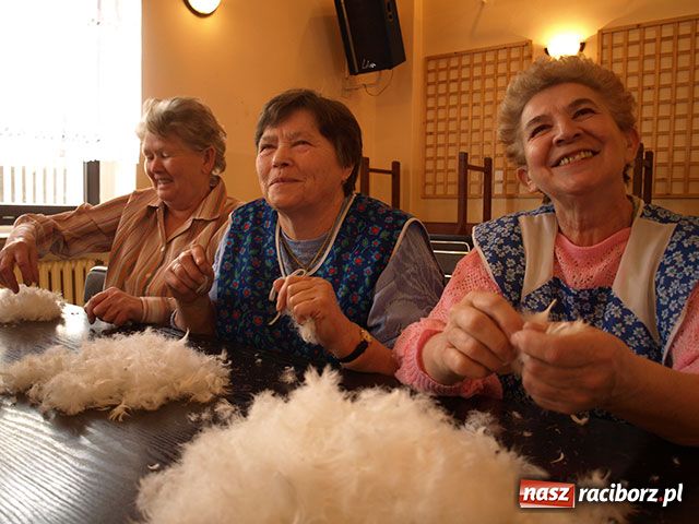 Zdjęcie w galerii na portalu naszraciborz.pl: Szkubanie pierza i plotki wiadomości z regionu