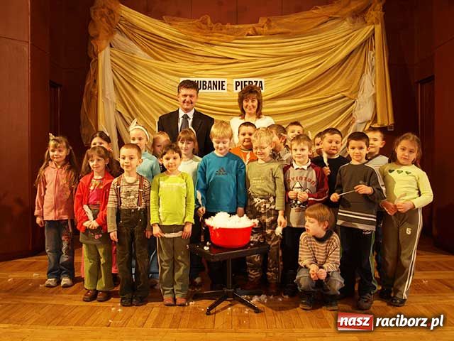 Zdjęcie w galerii na portalu naszraciborz.pl: Szkubanie pierza i plotki wiadomości z regionu