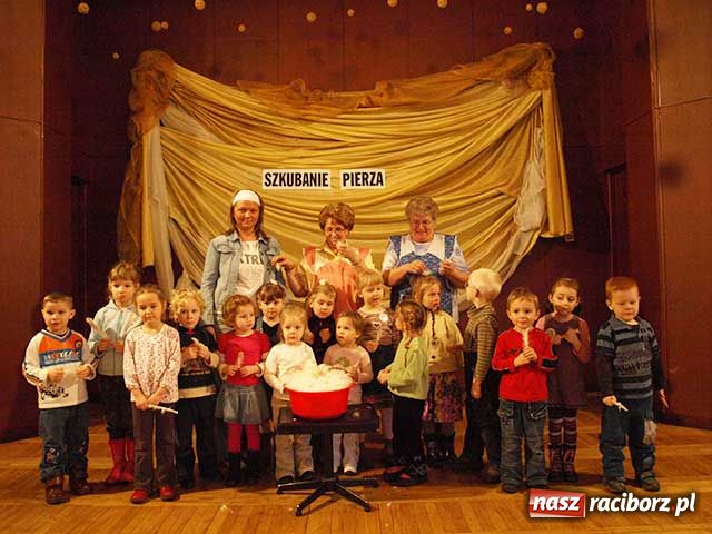 Zdjęcie w galerii na portalu naszraciborz.pl: Szkubanie pierza i plotki wiadomości z regionu