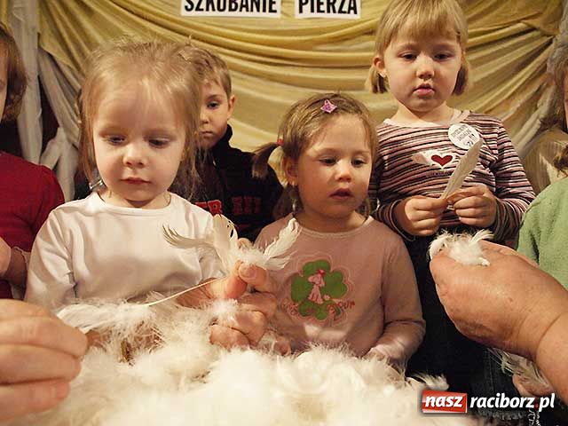 Zdjęcie w galerii na portalu naszraciborz.pl: Szkubanie pierza i plotki wiadomości z regionu