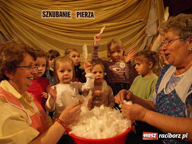 Zdjęcie w galerii na portalu naszraciborz.pl: Szkubanie pierza i plotki wiadomości z regionu