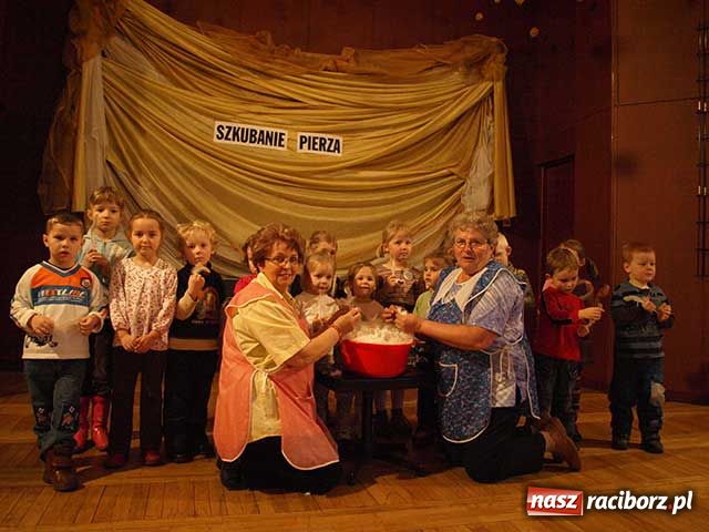 Zdjęcie w galerii na portalu naszraciborz.pl: Szkubanie pierza i plotki wiadomości z regionu