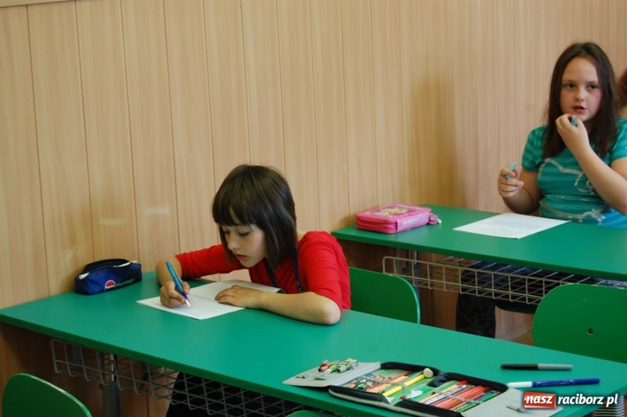 Zdjęcie w galerii na portalu naszraciborz.pl: Na trzecioklasistów czekał test wiadomości z regionu