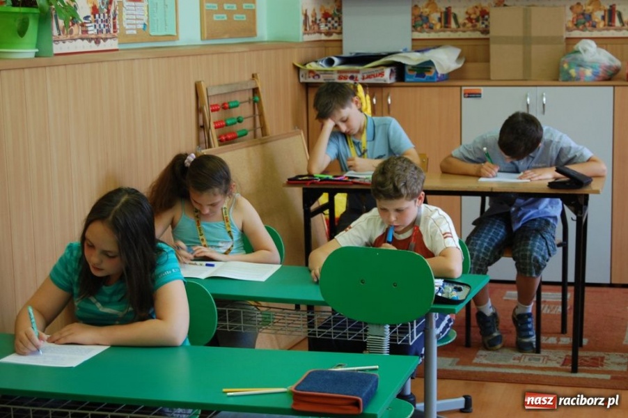 Zdjęcie w galerii na portalu naszraciborz.pl: Na trzecioklasistów czekał test wiadomości z regionu