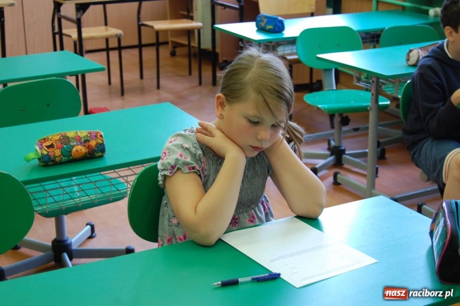 Zdjęcie w galerii na portalu naszraciborz.pl: Na trzecioklasistów czekał test wiadomości z regionu