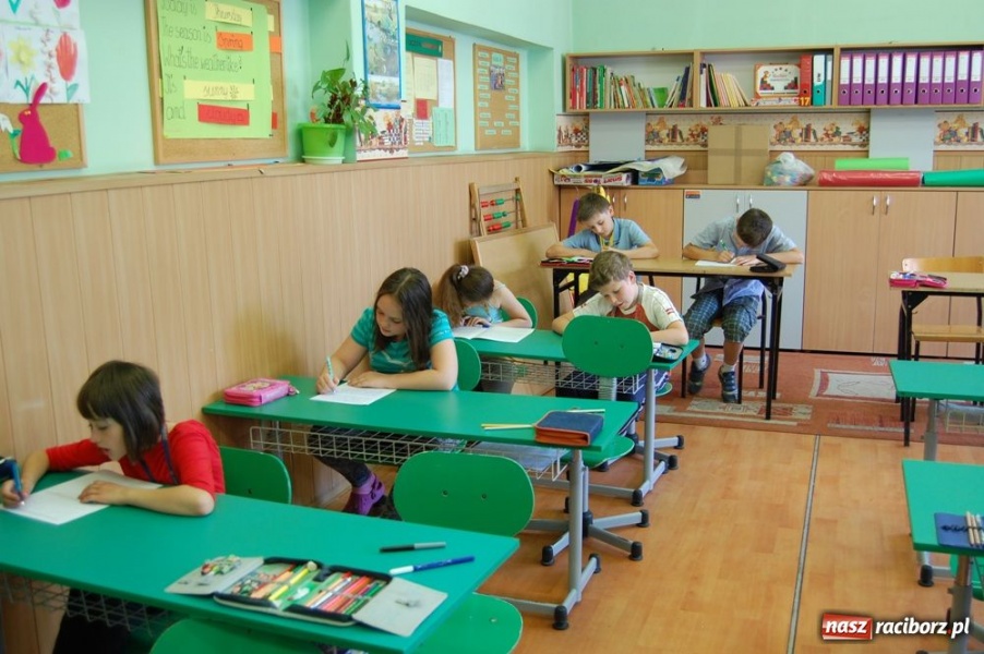 Zdjęcie w galerii na portalu naszraciborz.pl: Na trzecioklasistów czekał test wiadomości z regionu