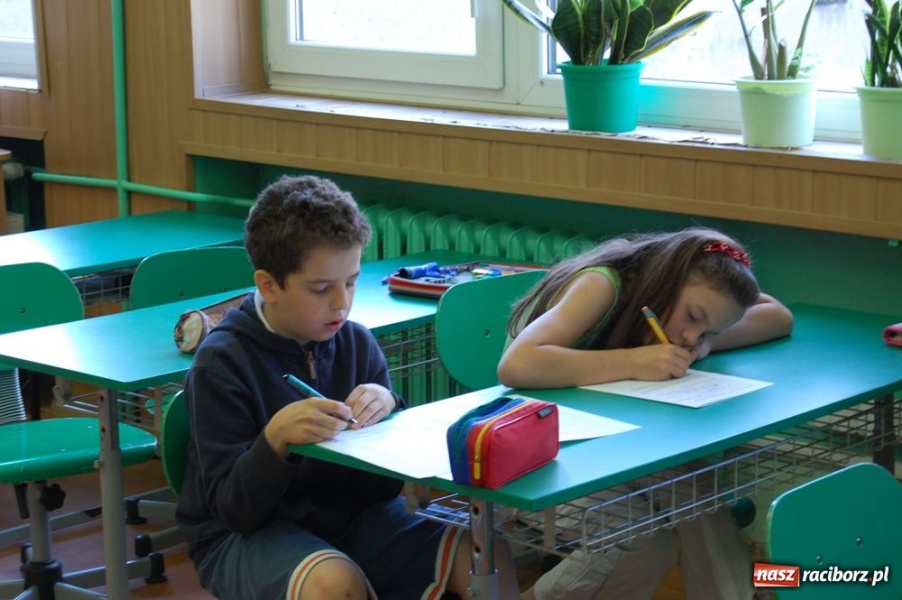 Zdjęcie w galerii na portalu naszraciborz.pl: Na trzecioklasistów czekał test wiadomości z regionu