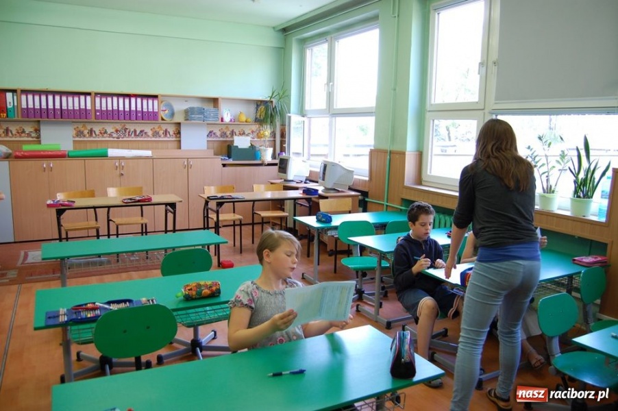 Zdjęcie w galerii na portalu naszraciborz.pl: Na trzecioklasistów czekał test wiadomości z regionu