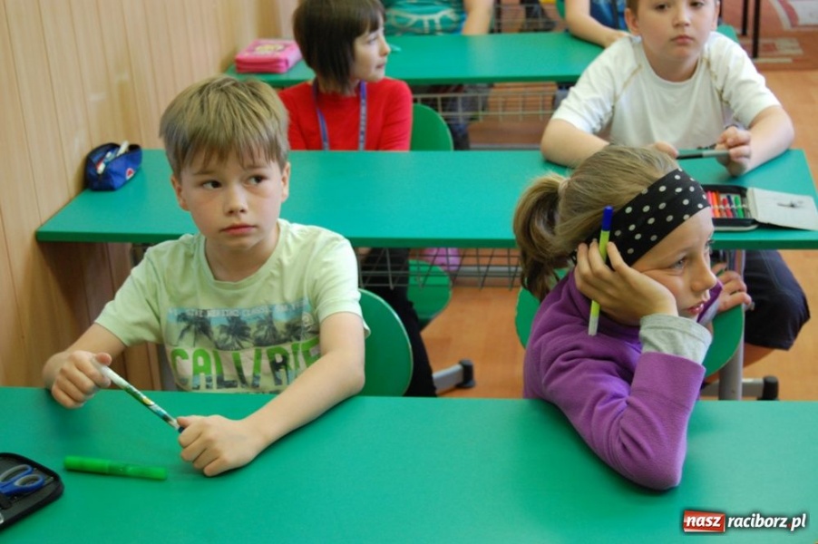 Zdjęcie w galerii na portalu naszraciborz.pl: Na trzecioklasistów czekał test wiadomości z regionu