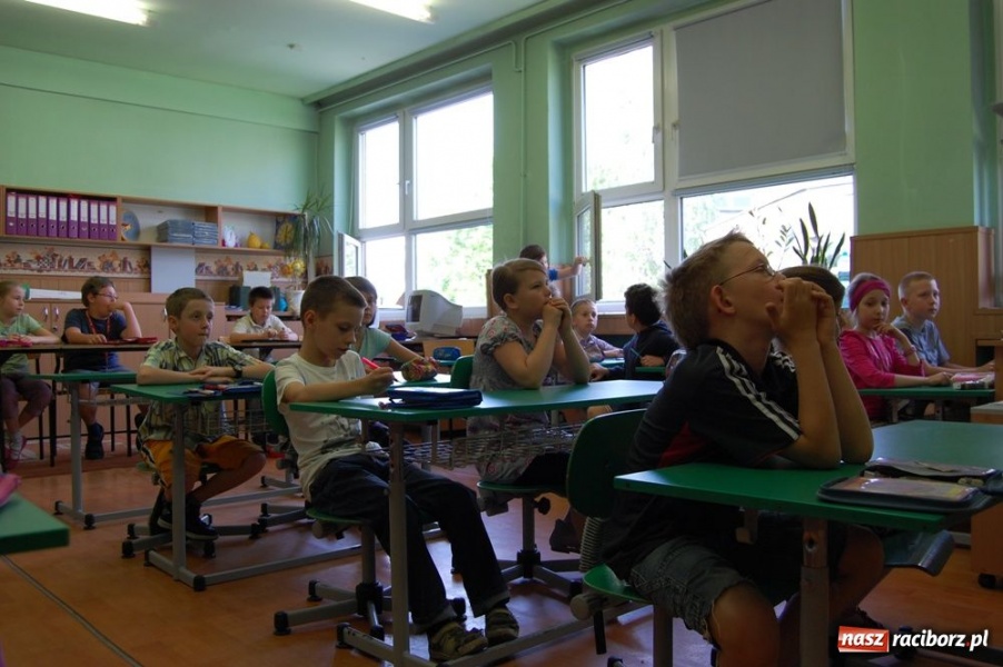 Zdjęcie w galerii na portalu naszraciborz.pl: Na trzecioklasistów czekał test wiadomości z regionu