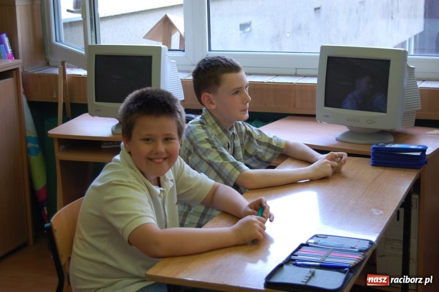 Zdjęcie w galerii na portalu naszraciborz.pl: Na trzecioklasistów czekał test wiadomości z regionu