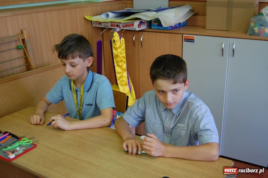 Zdjęcie w galerii na portalu naszraciborz.pl: Na trzecioklasistów czekał test wiadomości z regionu
