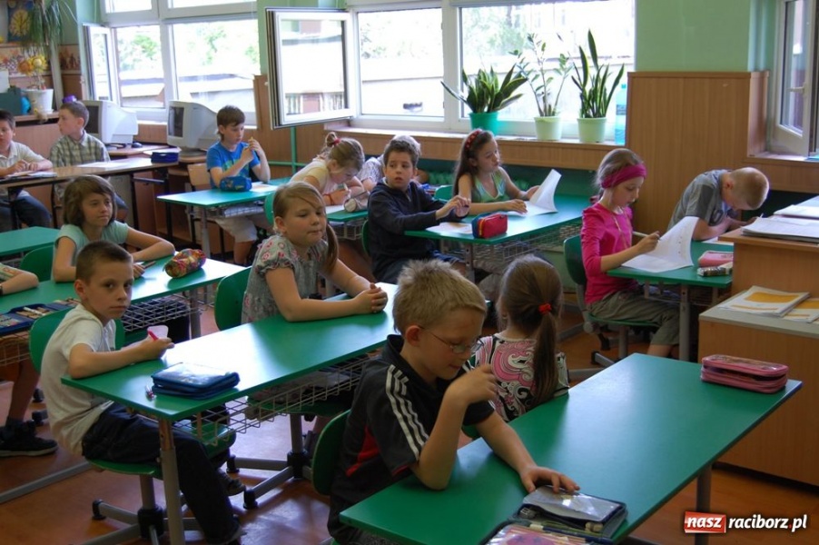 Zdjęcie w galerii na portalu naszraciborz.pl: Na trzecioklasistów czekał test wiadomości z regionu