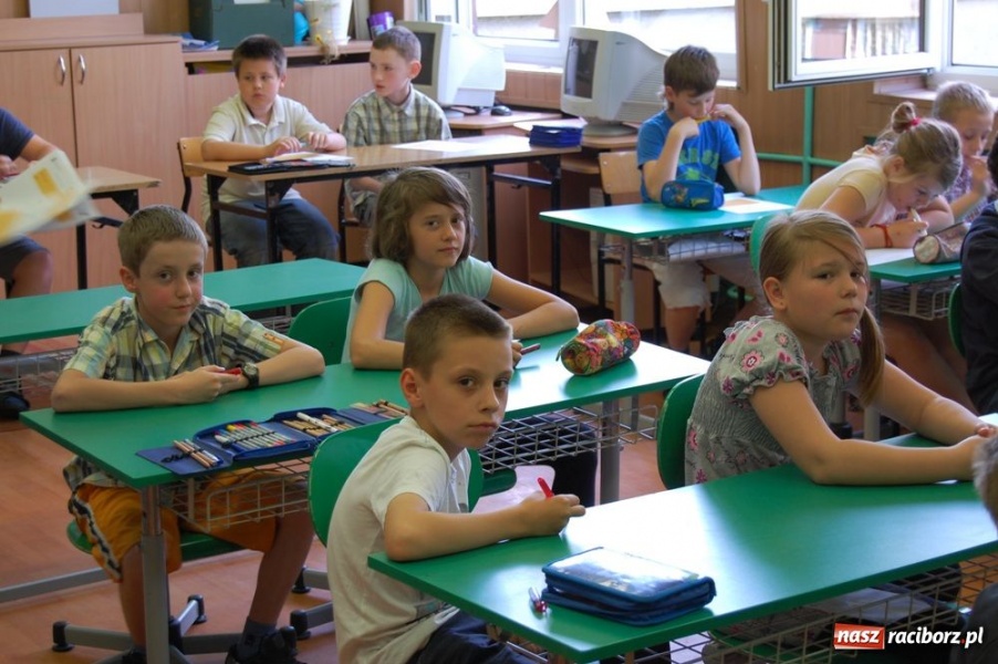 Zdjęcie w galerii na portalu naszraciborz.pl: Na trzecioklasistów czekał test wiadomości z regionu