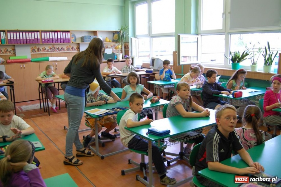 Zdjęcie w galerii na portalu naszraciborz.pl: Na trzecioklasistów czekał test wiadomości z regionu