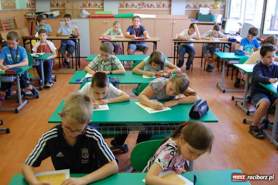 Zdjęcie w galerii na portalu naszraciborz.pl: Na trzecioklasistów czekał test wiadomości z regionu
