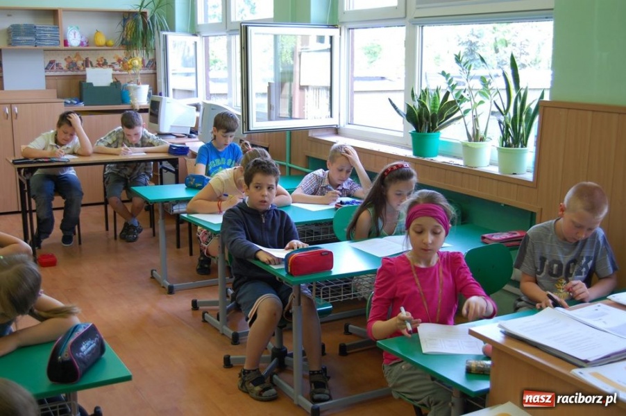Zdjęcie w galerii na portalu naszraciborz.pl: Na trzecioklasistów czekał test wiadomości z regionu