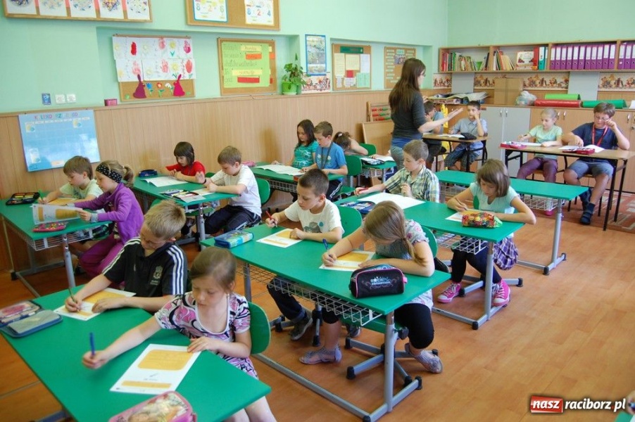 Zdjęcie w galerii na portalu naszraciborz.pl: Na trzecioklasistów czekał test wiadomości z regionu