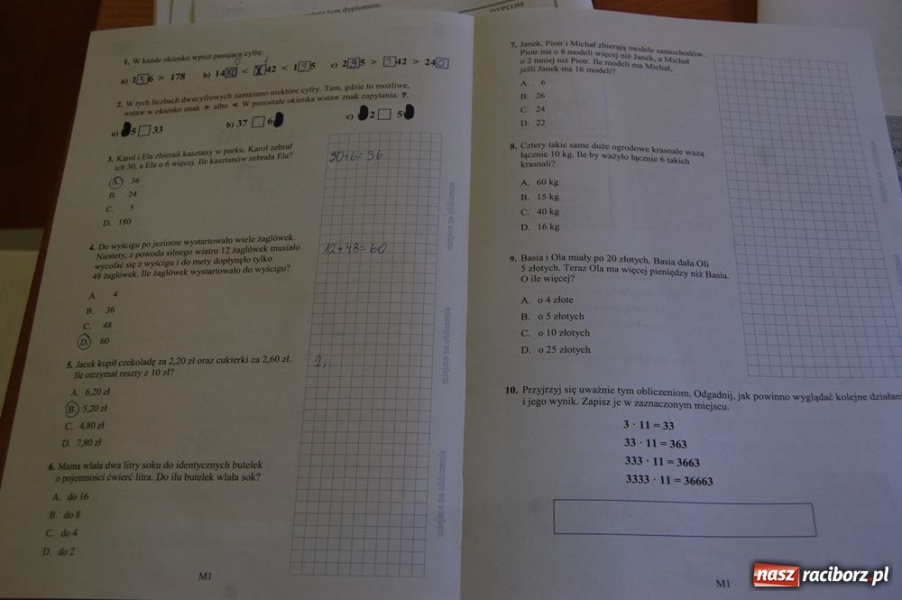 Zdjęcie w galerii na portalu naszraciborz.pl: Na trzecioklasistów czekał test wiadomości z regionu