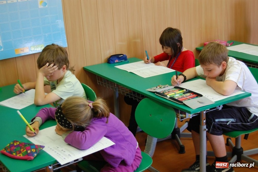 Zdjęcie w galerii na portalu naszraciborz.pl: Na trzecioklasistów czekał test wiadomości z regionu