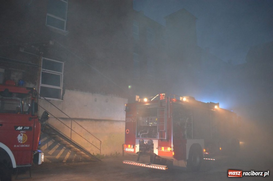 Zdjęcie w galerii na portalu naszraciborz.pl: Pożar na terenie dawnego Domgosu wiadomości z regionu