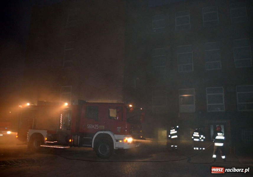Zdjęcie w galerii na portalu naszraciborz.pl: Pożar na terenie dawnego Domgosu wiadomości z regionu