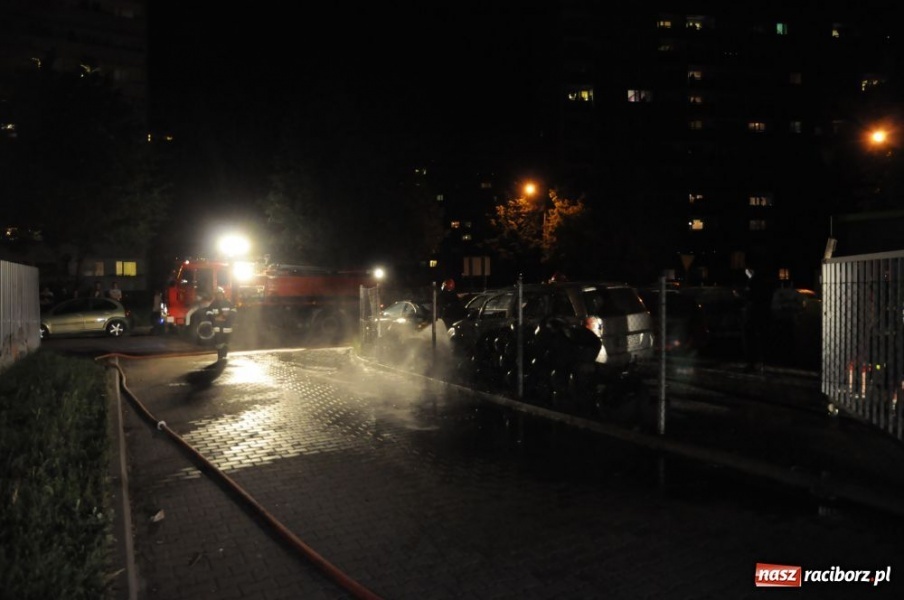 Zdjęcie w galerii na portalu naszraciborz.pl: Spalone opony, auta i pożar mieszkania wiadomości z regionu