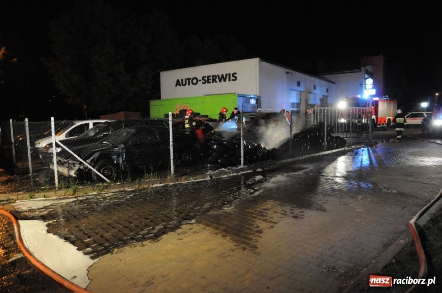 Zdjęcie w galerii na portalu naszraciborz.pl: Spalone opony, auta i pożar mieszkania wiadomości z regionu