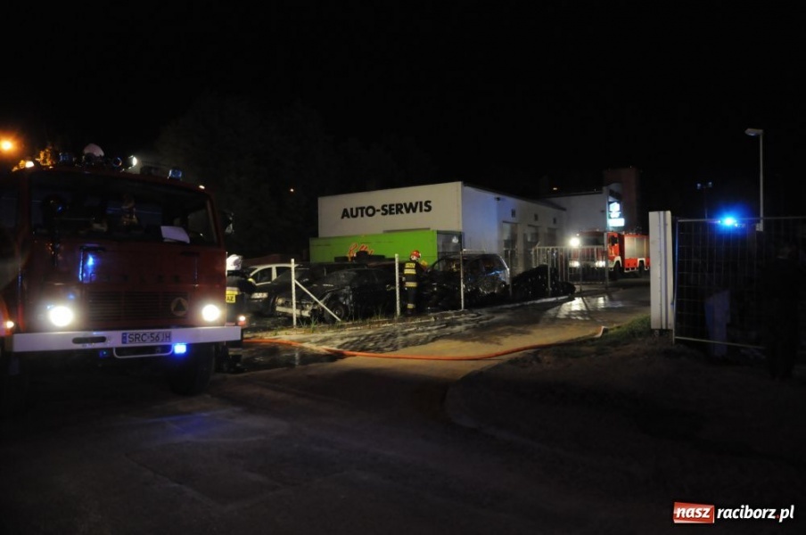 Zdjęcie w galerii na portalu naszraciborz.pl: Spalone opony, auta i pożar mieszkania wiadomości z regionu