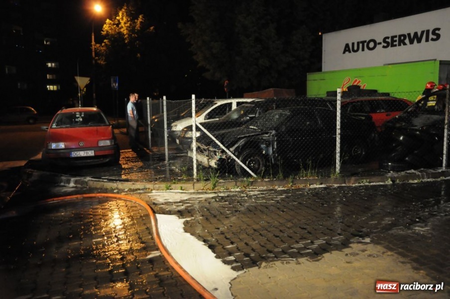 Zdjęcie w galerii na portalu naszraciborz.pl: Spalone opony, auta i pożar mieszkania wiadomości z regionu