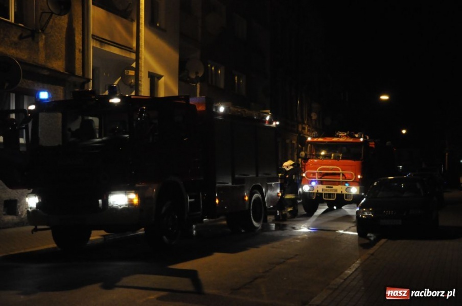 Zdjęcie w galerii na portalu naszraciborz.pl: Spalone opony, auta i pożar mieszkania wiadomości z regionu