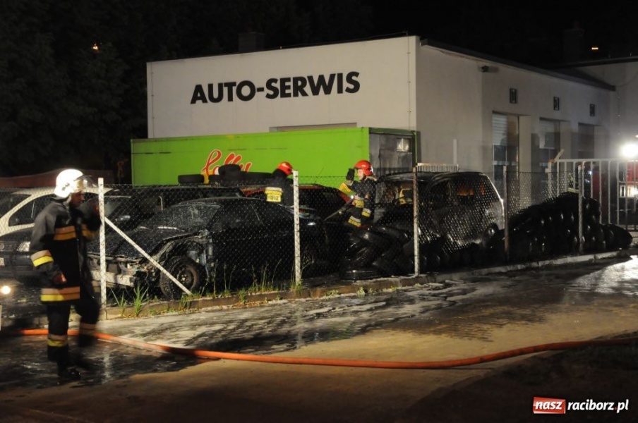 Zdjęcie w galerii na portalu naszraciborz.pl: Spalone opony, auta i pożar mieszkania wiadomości z regionu