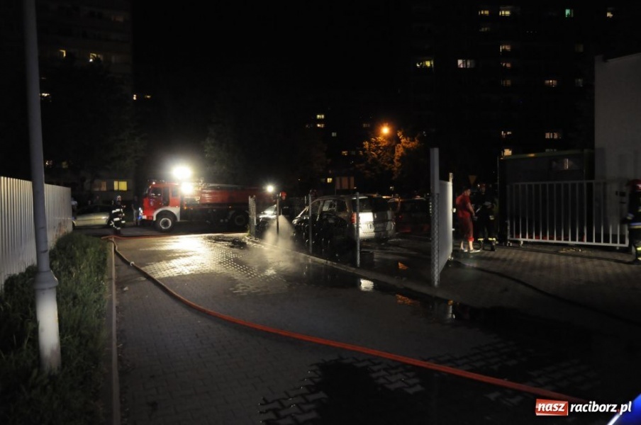 Zdjęcie w galerii na portalu naszraciborz.pl: Spalone opony, auta i pożar mieszkania wiadomości z regionu
