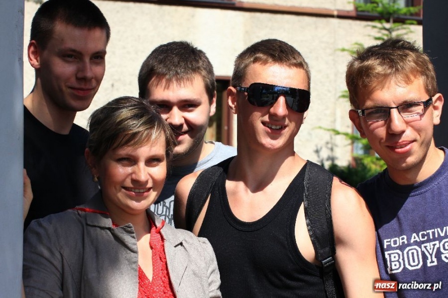 Zdjęcie w galerii na portalu naszraciborz.pl: Rzucali oponami na stadionie PWSZ wiadomości z regionu