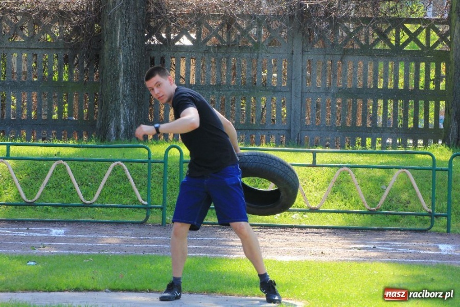 Zdjęcie w galerii na portalu naszraciborz.pl: Rzucali oponami na stadionie PWSZ wiadomości z regionu