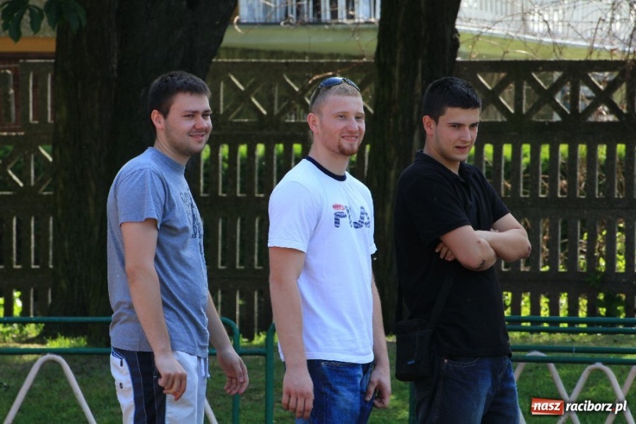 Zdjęcie w galerii na portalu naszraciborz.pl: Rzucali oponami na stadionie PWSZ wiadomości z regionu