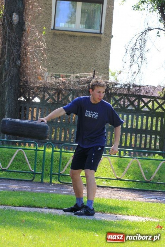 Zdjęcie w galerii na portalu naszraciborz.pl: Rzucali oponami na stadionie PWSZ wiadomości z regionu