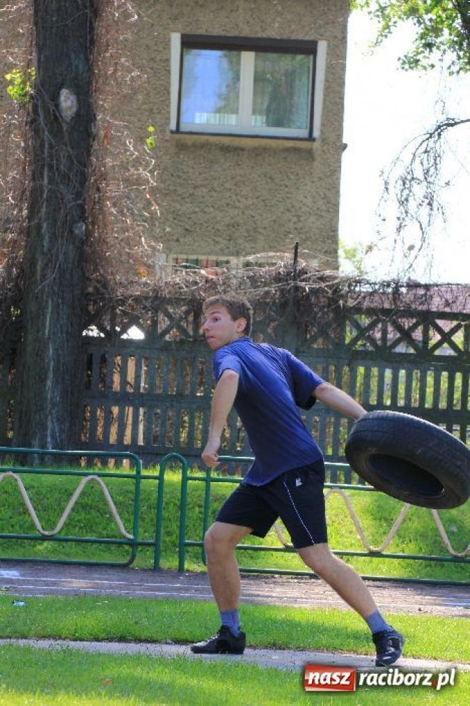 Zdjęcie w galerii na portalu naszraciborz.pl: Rzucali oponami na stadionie PWSZ wiadomości z regionu