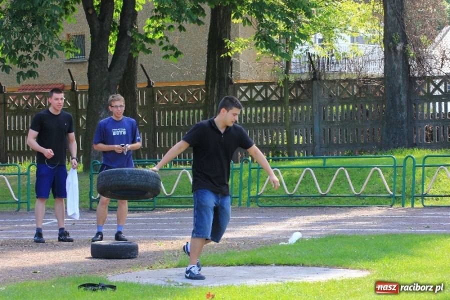 Zdjęcie w galerii na portalu naszraciborz.pl: Rzucali oponami na stadionie PWSZ wiadomości z regionu