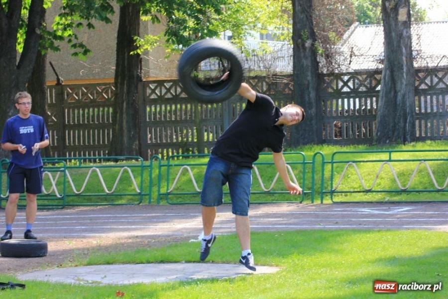 Zdjęcie w galerii na portalu naszraciborz.pl: Rzucali oponami na stadionie PWSZ wiadomości z regionu