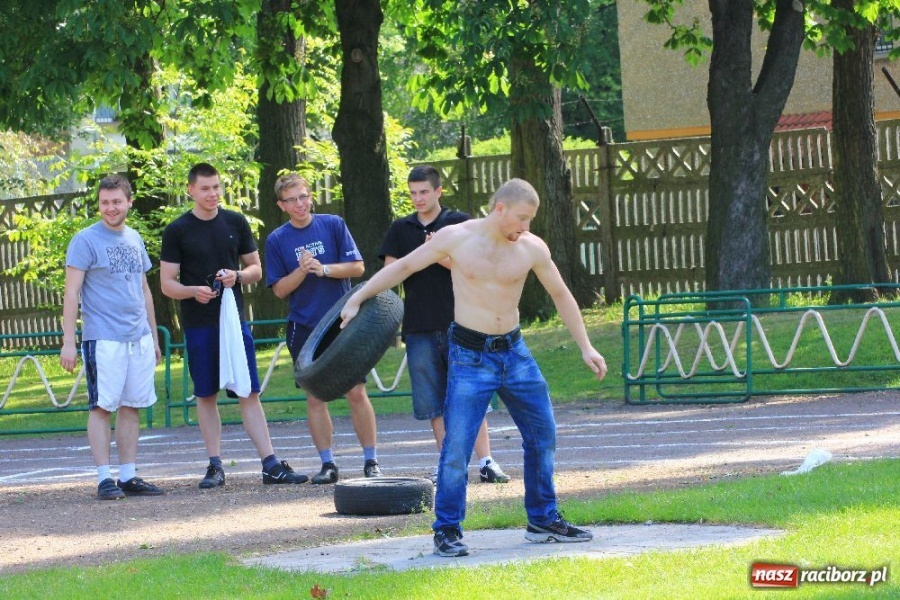 Zdjęcie w galerii na portalu naszraciborz.pl: Rzucali oponami na stadionie PWSZ wiadomości z regionu