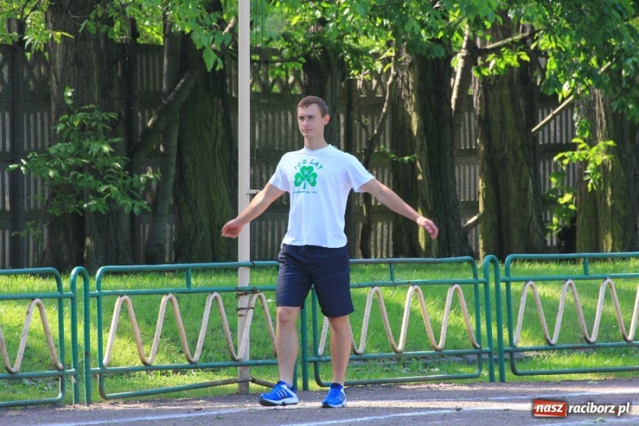 Zdjęcie w galerii na portalu naszraciborz.pl: Rzucali oponami na stadionie PWSZ wiadomości z regionu