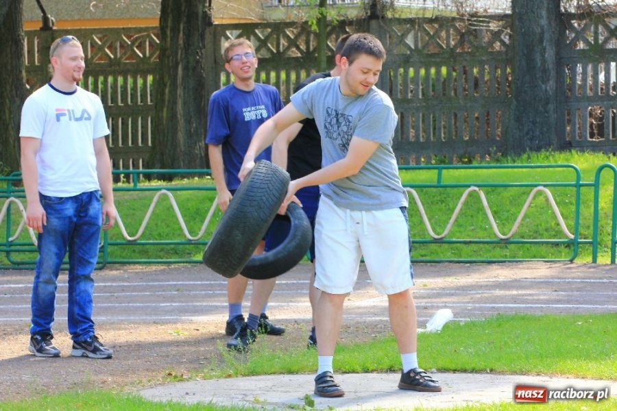 Zdjęcie w galerii na portalu naszraciborz.pl: Rzucali oponami na stadionie PWSZ wiadomości z regionu