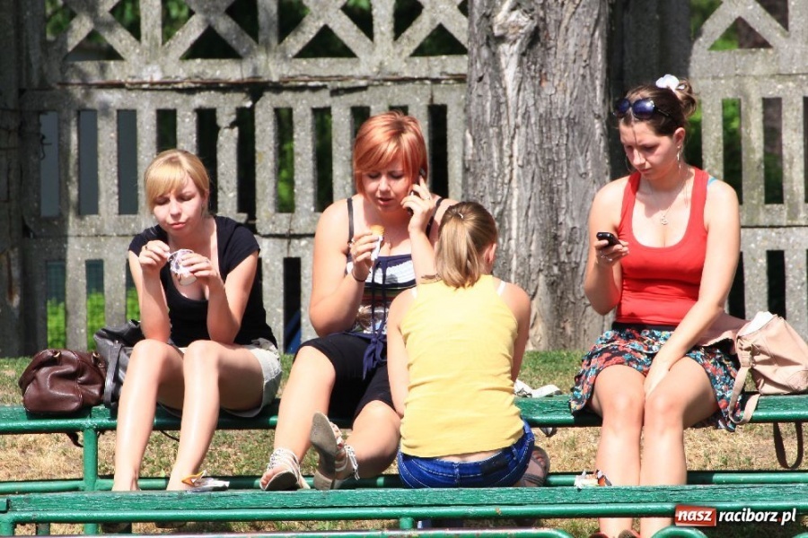 Zdjęcie w galerii na portalu naszraciborz.pl: Rzucali oponami na stadionie PWSZ wiadomości z regionu