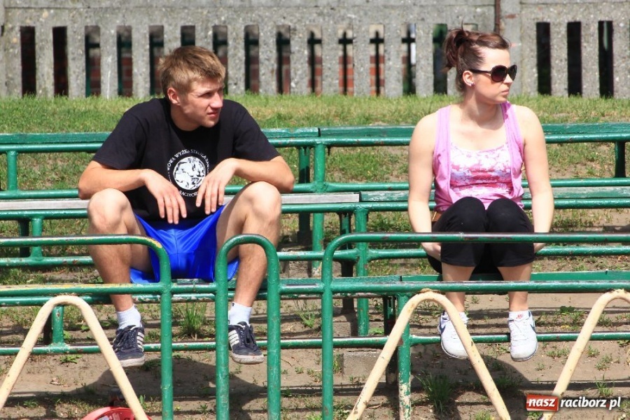 Zdjęcie w galerii na portalu naszraciborz.pl: Rzucali oponami na stadionie PWSZ wiadomości z regionu