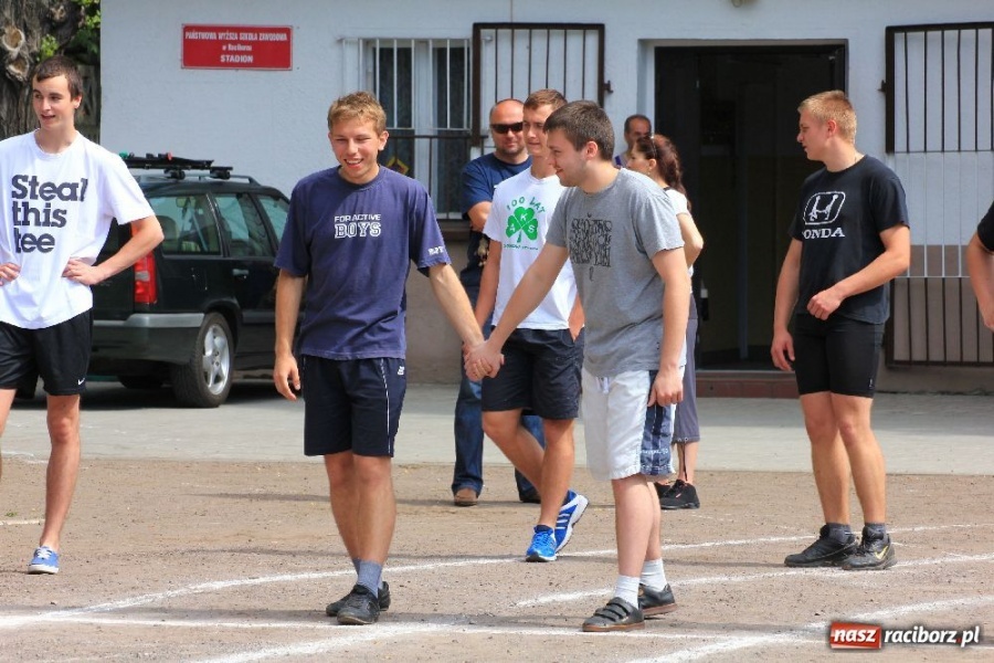 Zdjęcie w galerii na portalu naszraciborz.pl: Rzucali oponami na stadionie PWSZ wiadomości z regionu