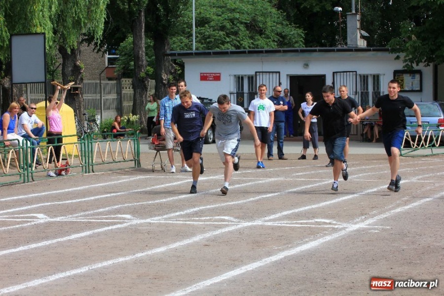 Zdjęcie w galerii na portalu naszraciborz.pl: Rzucali oponami na stadionie PWSZ wiadomości z regionu